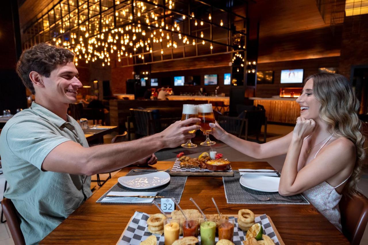 Lopesan Costa Bavaro Resort, Spa & Casino Punta Cana Eksteriør billede A couple dining at a restaurant
