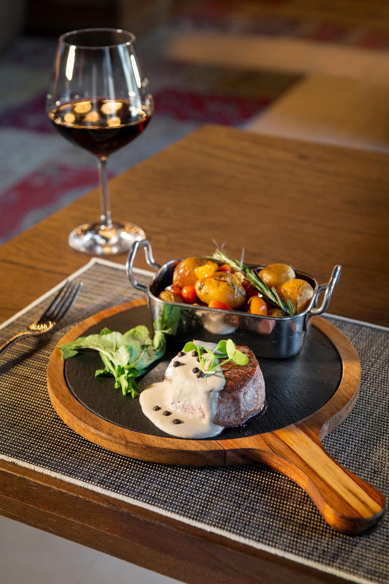 Lopesan Costa Bavaro Resort, Spa & Casino Punta Cana Eksteriør billede A steak and vegetables